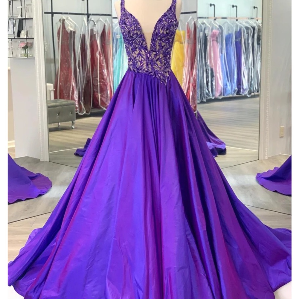 Sherri Hill Couture size 6 original $3500!
Fit
Bust 34.5-35”
Waist 27.5
Hips 34+